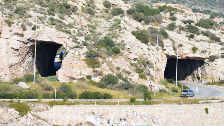 Κλείνει η λεωφόρος Αθηνών-Σουνίου για 15 ημέρες  - Ρωγμή στον βράχο στις &quot;Τρύπες του Καραμανλή&quot;