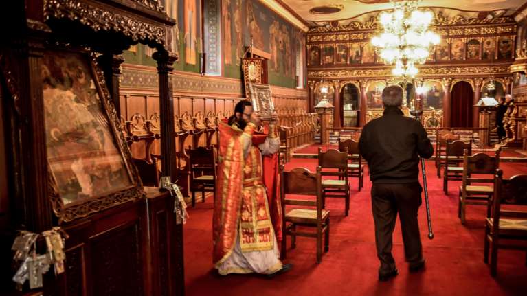 Θεσσαλονίκη: Μαθητές έφαγαν αντίδωρο και δηλητηριάστηκαν στον εκκλησιασμό για την ημέρα των Τριών Ιεραρχών