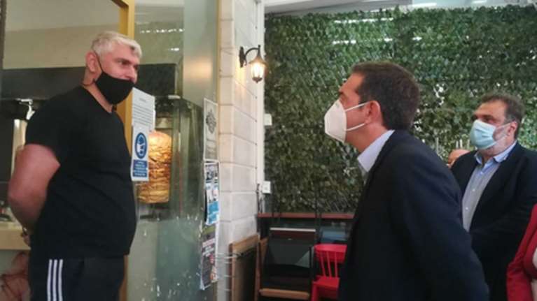 Η βόλτα του Αλέξη Τσίπρα στην Κοζάνη και ο διάλογος με τον ιδιοκτήτη ψησταριάς [βίντεο]