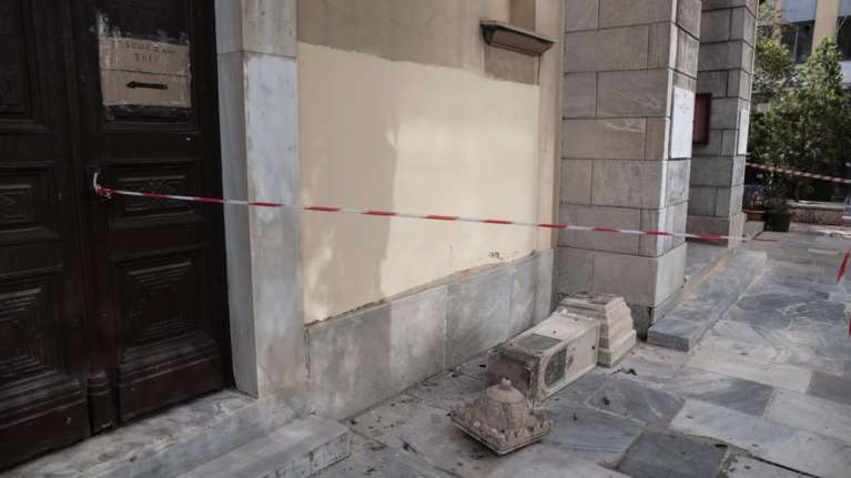 Αθλιότητα στην πλατεία Καρύτση - Άγιος Γεώργιος: Εικόνες βανδαλισμού στην ιστορική εκκλησία