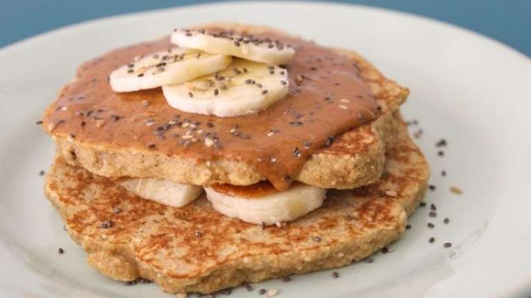 Pancakes πρωινού με βρώμη, μπανάνα και ταχίνι
