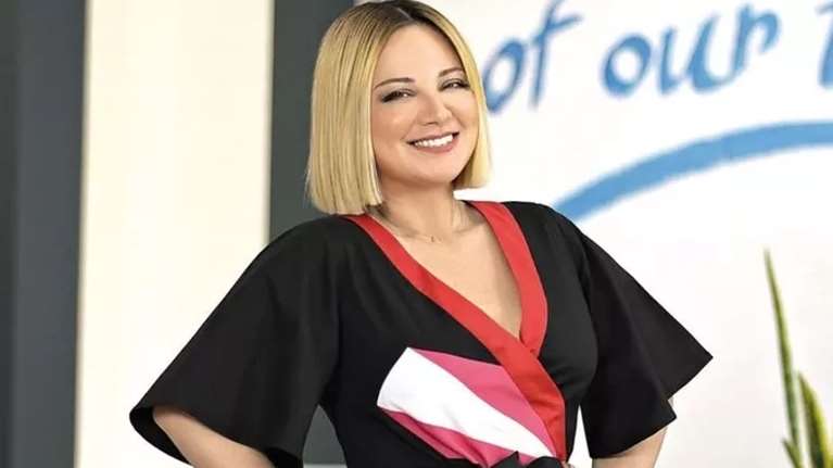 Κομψή και σέξι: Η Νάνσυ Ζαμπέτογλου σε βραδινή έξοδο με την οικογένειά της