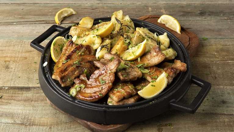 Η πανσέτα του Άκη Πετρετζίκη για την Τσικνοπέμπτη που θα γλείφετε τα δάχτυλά σας