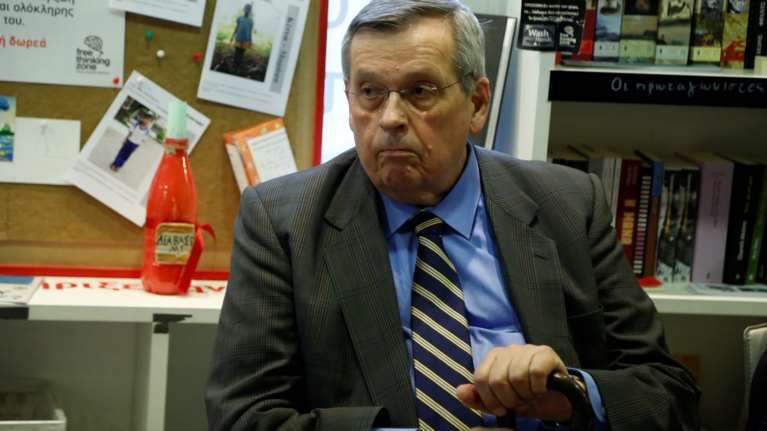 Στέφανος Μάνος: Γιατί στην Ελλάδα έχουμε 15 φορές περισσότερους νεκρούς από την Αγγλία και τη Δανία;- Θέλω απάντηση