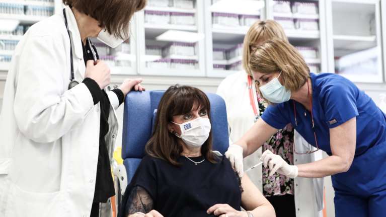 Τη δεύτερη δόση του εμβολίου έκανε η Κ. Σακελλαροπούλου [εικόνες]