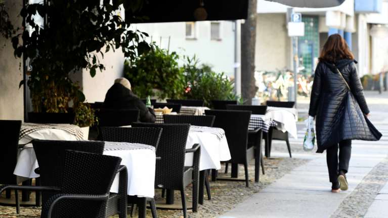 Κορονοϊός: Δέσμη περαιτέρω περιορισμού της κίνησης των πολιτών εξετάζει η Γερμανία