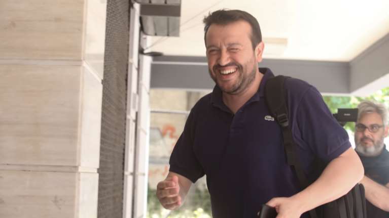 Σκασμένος στα γέλια στο Πολιτικό Συμβούλιο του ΣΥΡΙΖΑ ο Νίκος Παπάς- Απτόητος από τις αποκαλύψεις