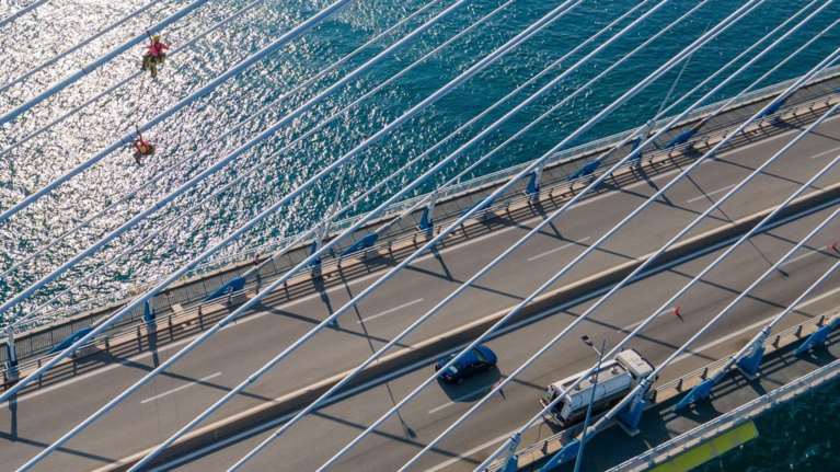 Γέφυρα Ρίου-Αντιρρίου: Εικόνες που κόβουν την ανάσα από τους Γάλλους αλπινιστές που κάνουν εργασίες συντήρησης