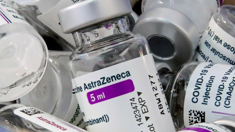 Ολλανδία: Αναστέλλεται η χορήγηση του εμβολίου της AstraZeneca για τους κάτω των 60 ετών μετά τον θάνατο γυναίκας