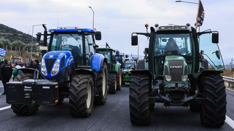 Αγροτικό μπλόκο της... ταλαιπωρίας στο Κάστρο Βοιωτίας: Η Τροχαία ζητά και δεύτερη λωρίδα για να ανοίξει τον δρόμο