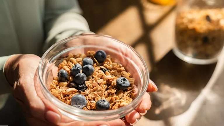 Προστάτευσε τη μνήμη σου: Οι 6 τροφές που μειώνουν τον κίνδυνο άνοιας έως και 40%