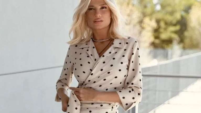 Το girly look της Φαίη Σκορδά: Με denim φόρεμα και μπαλαρίνες σε εκδήλωση του Make - A - Wish