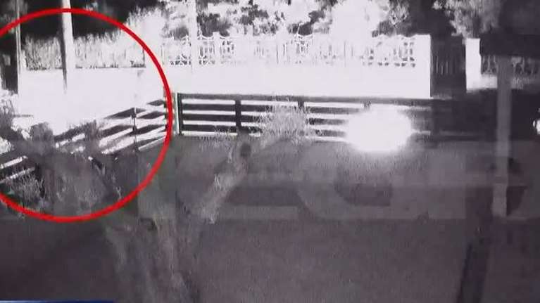 Βίντεο ντοκουμέντο: Τον παρέσυρε ΙΧ στην Κόρινθο - Ο οδηγός έβαλε όπισθεν και τον ξαναπάτησε