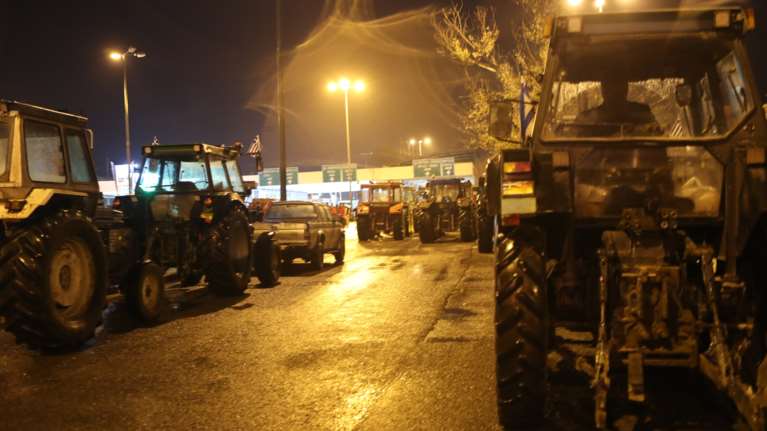 Σκληρή γραμμή από τους αγρότες με ορίζοντα τα Μάλγαρα: Γενικοί αποκλεισμοί δρόμων και κάθοδος στην Αθήνα με τρακτέρ
