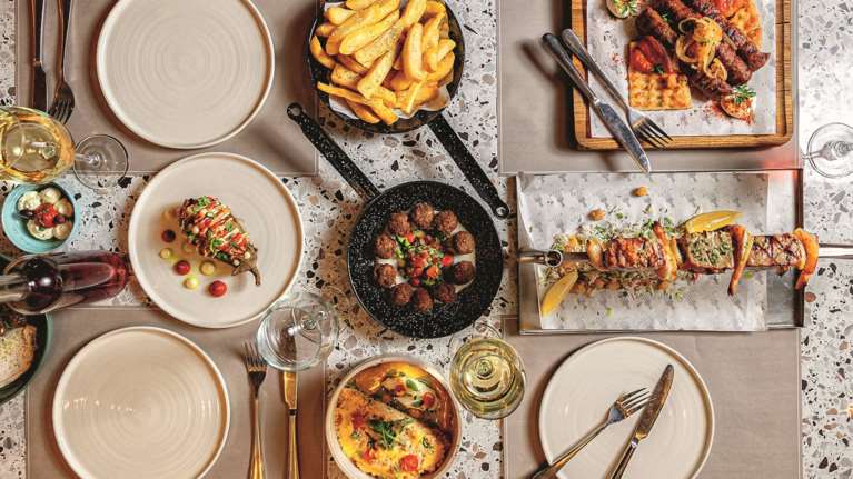 27 εστιατόρια, ταβέρνες και μεζεδοπωλεία που τιμούν την ελληνική κουζίνα