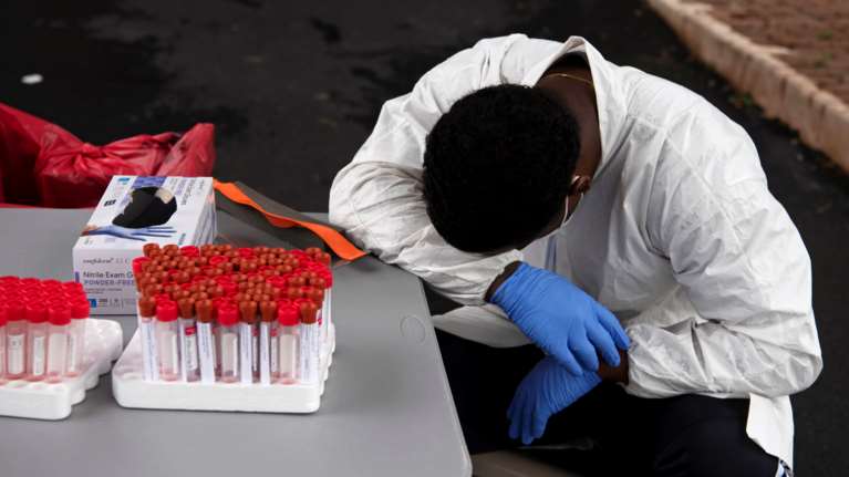 Οι ΗΠΑ κατέγραψαν νέο θλιβερό ρεκόρ: Πάνω από 60.000 κρούσματα κορονοϊού και 1.100 νεκροί