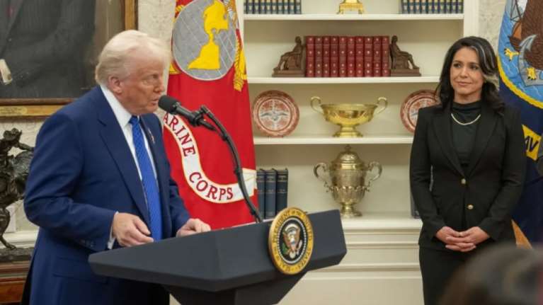 Ο Τραμπ "αδειάζει" τη Διευθύντρια των Εθνικών Υπηρεσιών Πληροφοριών: "Λάθος ότι το Ιράν δεν κατασκευάζει πυρηνικό όπλο"