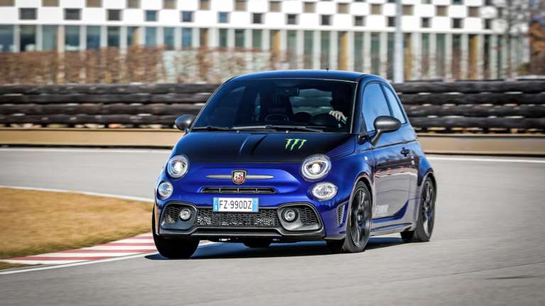 Στην Ελλάδα τα νέα Abarth 595 Monster Energy Yamaha &amp; 595 Scorpioneoro - Τιμές
