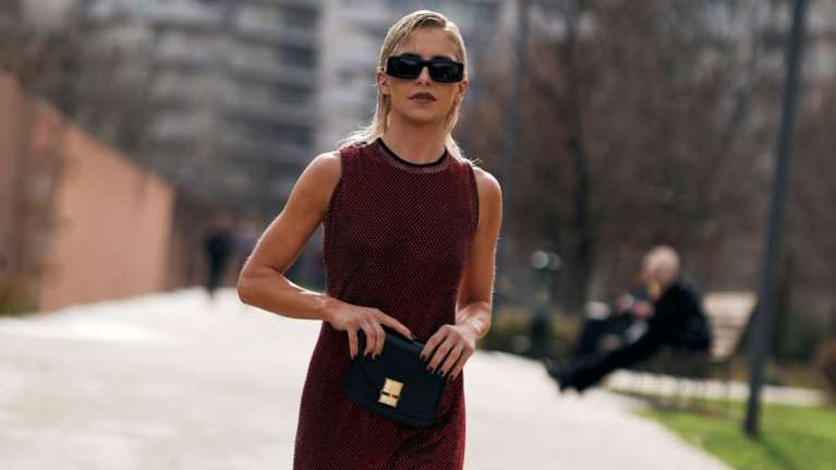 Οι festive τρόποι για να φορέσεις το μπορντό φέτος τα Χριστούγεννα