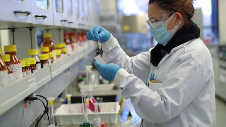 Καμπανάκι επιστημόνων για νέα κύματα κορονοϊού: Με βεβαιότητα κάτι έρχεται