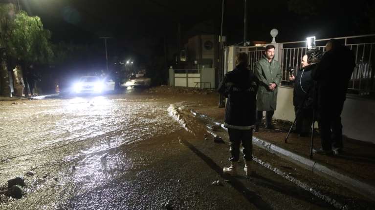 Κακοκαιρία: Τουλάχιστον τρεις εγκλωβισμένοι στη Βάρη, δύο σε αυτοκίνητα, μία γυναίκα πάνω σε δέντρο