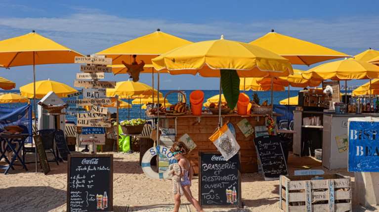 Έχασαν τον 8χρονο γιο τους σε παραλία στη Λάρισα και τον βρήκαν... στο beach bar