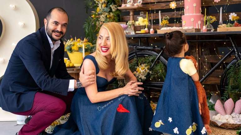 Η Μαρία Ηλιάκη φωτογραφίζει τον σύζυγο και την κόρη της στην παραλία [εικόνες]