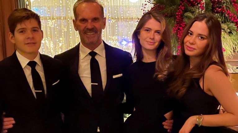 Πέτρος Κωστόπουλος | Καλωσόρισε το 2022 με τα τρία παιδιά του - Με total black outfits