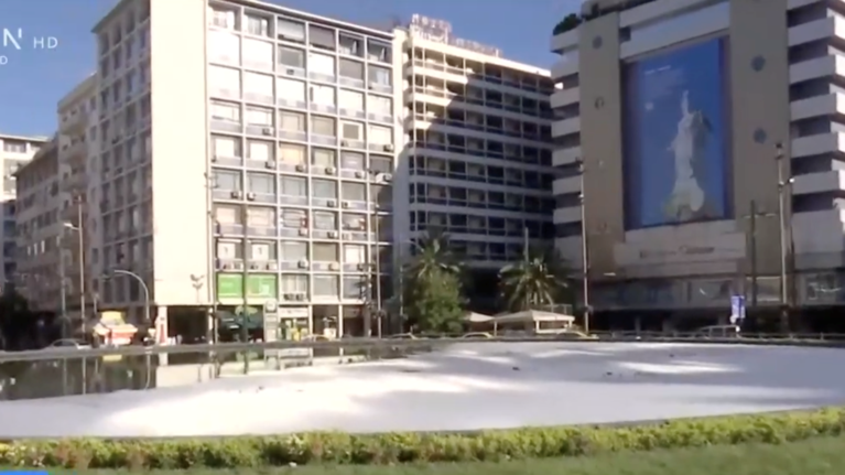 Κάτασπρο από σαπουνάδες το συντριβάνι της Ομόνοιας - Γιατί μοιάζει με ...τζακούζι;