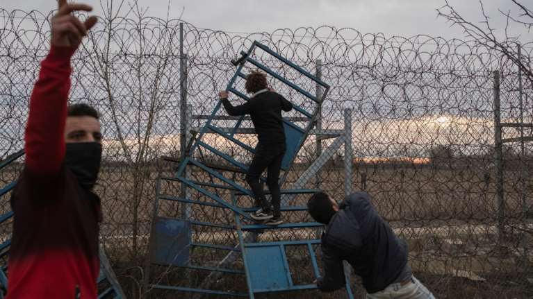 Συνεχίζει να προκαλεί η Τουρκία: Κατηγορεί την ΕΕ ότι χρησιμοποιεί τους μετανάστες ως πολιτικό εργαλείο