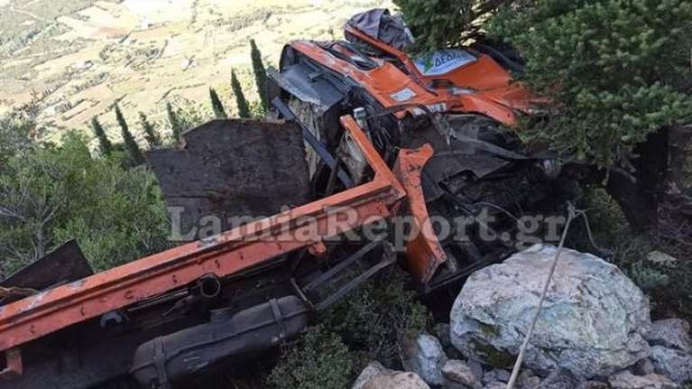Τραγωδία στη Βοιωτία: Φορτηγό έπεσε σε γκρεμό 60 μέτρων - Ένας νεκρός και ένας σοβαρά τραυματίας [Εικόνες]