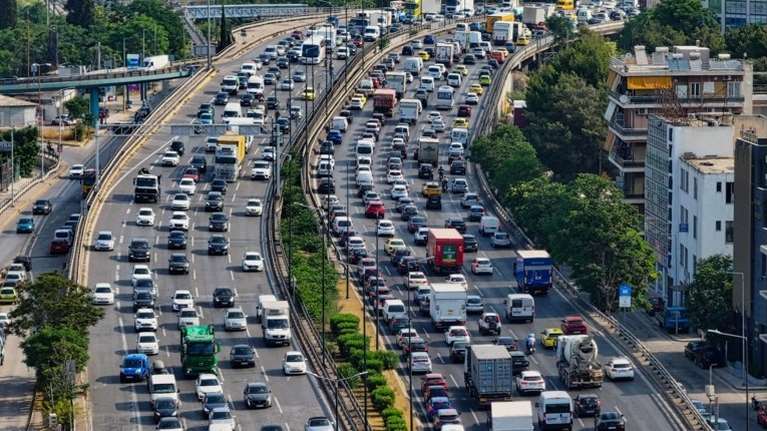 Εξοδος των εκδρομέων: Αυξημένη κίνηση στα λιμάνια, καθυστερήσεις στις εθνικές οδούς - 100.000 ΙΧ πέρασαν τα διόδια