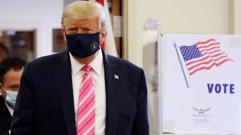 Εκλογές ΗΠΑ 2020: Facebook και Twitter βάζουν φρένο στους πρόωρους πανηγυρισμούς Τραμπ