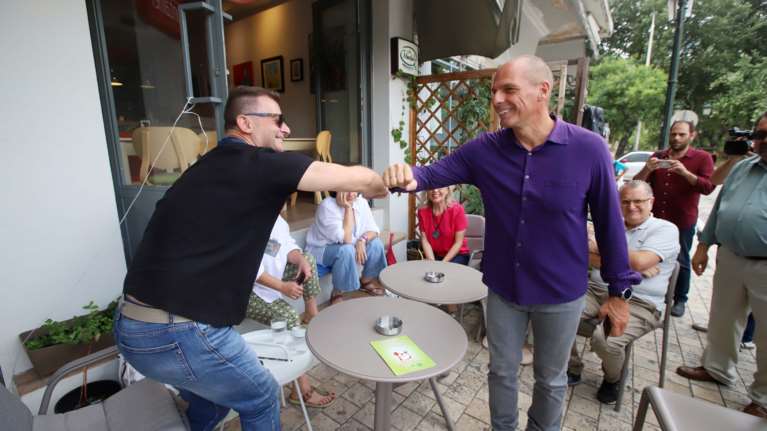 O Βαρουφάκης βρήκε τη... λύση: Η ΕΚΤ να τυπώσει 750 δισ. ευρώ και να δίνει σε κάθε πολίτη 2.000 ευρώ τον μήνα!