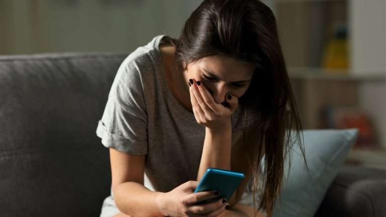 Νέα υπόθεση revenge porn: &quot;Μου έλεγε βγάζω λεφτά με τις φωτογραφίες σου&quot; - 22χρονος δημοσίευσε φωτογραφίες της κοπέλας του