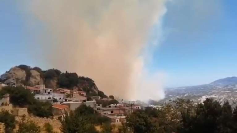 Μεγάλη φωτιά στο Ηράκλειο: Μάχη με τις φλόγες και τους θυελλώδεις ανέμους που κατευθύνουν την πυρκαγιά στον Άγιο Θωμά