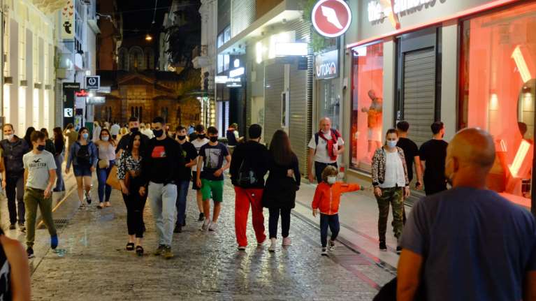 Τοπικά lockdown: Τι θα συμβεί στις περιοχές που αυξάνονται ραγδαία τα κρούσματα