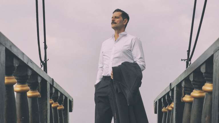 MANOLIS: Καρδιά σε τέσσερις χορδές - Η ζωή του Χιώτη γίνεται παράσταση σε σκηνοθεσία Ιόλης Ανδρεάδη