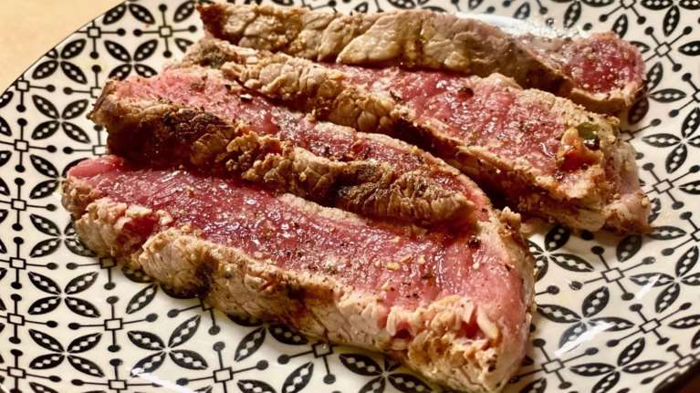 Μπήκαμε στην "Παρέα της Φανής" στο Χαλάνδρι, το αθόρυβο στέκι των δεινών κρεατοφάγων