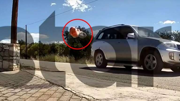 Βίντεο ντοκουμέντο: Η στιγμή που ο δήμαρχος Ναυπλίου πετά σκουπίδια και περιττώματα έξω από το σπίτι αντιπάλου του