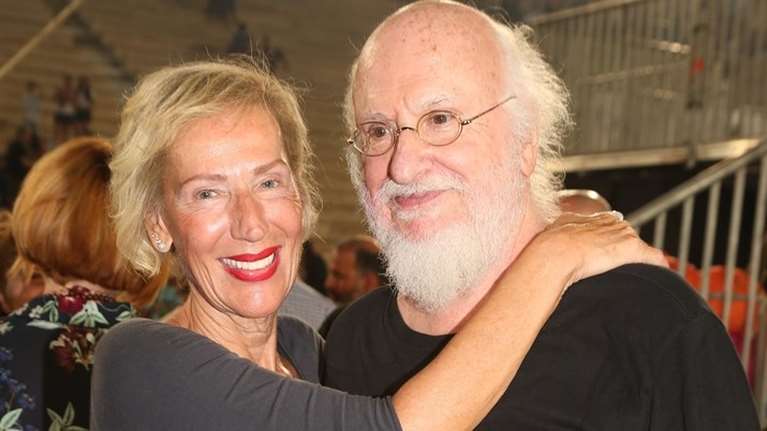 57 χρόνια πριν: O γάμος του Διονύση Σαββόπουλου με την αγαπημένη του Άσπα ήταν λιτός &amp; κομψός - To ρομαντικό seventies look της νύφης