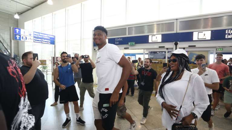 Χαμός στο "Ελ Βενιζέλος": Στα εγκαίνια του "Antetokounbros" ο Γιάννης και τα αδέλφια του [Εικόνες]