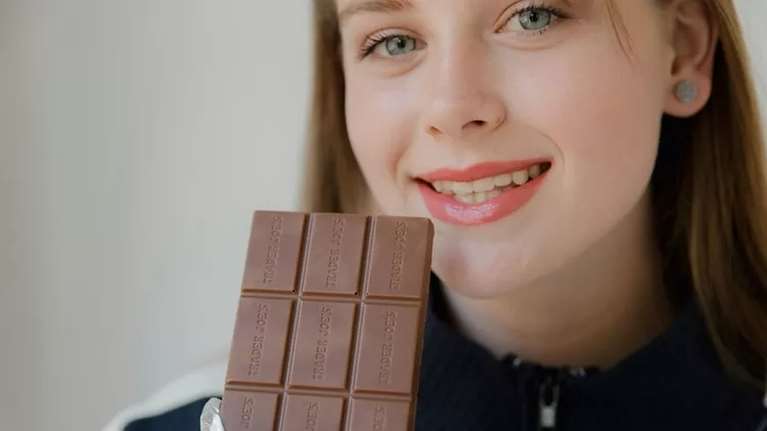 Επιστήμονες αποκαλύπτουν το κόλπο για να τρως λιγότερο χωρίς να το καταλαβαίνεις