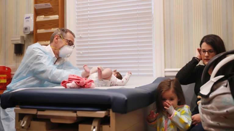 Είδε το μωρό της 11 μέρες μετά τη γέννησή του - Ήταν σε τεχνητό κώμα λόγω κορονοϊού [βίντεο]