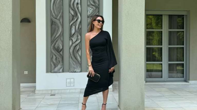 &quot;Μια όαση δροσιάς&quot;: Η Τατιάνα Στεφανίδου ποζάρει με μαγιό στον τεράστιο κήπο του σπιτιού της