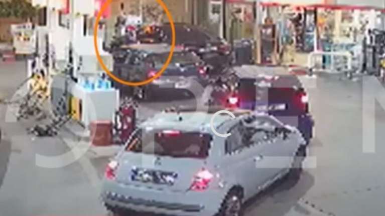 Μπουρνάζι: Η στιγμή που γνωστός επιχειρηματίας πέφτει θύμα κλοπής σε πρατήριο [Βίντεο]