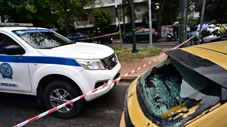 Χαλάνδρι: Διερχόμενη οδηγός βρέθηκε εν μέσω των πυρών - Γλίτωσε από θαύμα - Σφαίρα &quot;καρφώθηκε&quot; στο αυτοκίνητό της
