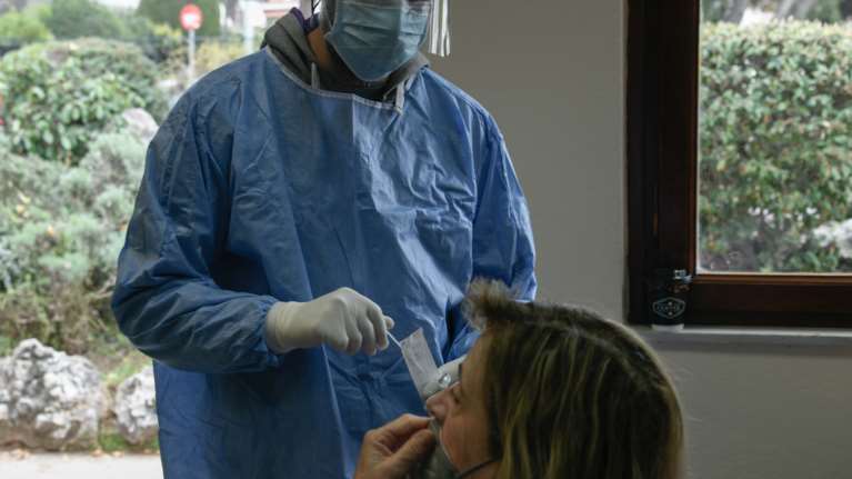 ΣΥΡΙΖΑ: Η κυβέρνηση να συνταγογραφήσει δωρεάν τα μοριακά και τα rapid tests