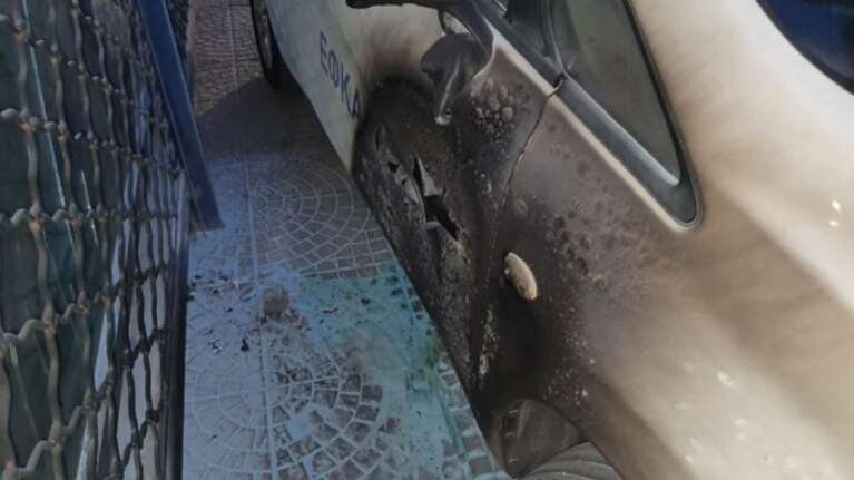 Εμπρηστική επίθεση στα γραφεία του ΕΦΚΑ στου Ζωγράφου [βίντεο]