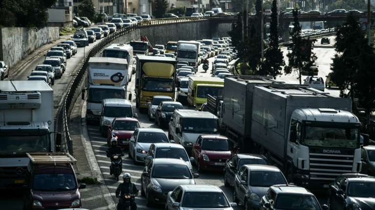 &quot;Εμφραγμα&quot; στην Αθηνών - Λαμίας: Mποτιλιάρισμα χιλιομέτρων λόγω ακινητοποιημένου φορτηγού